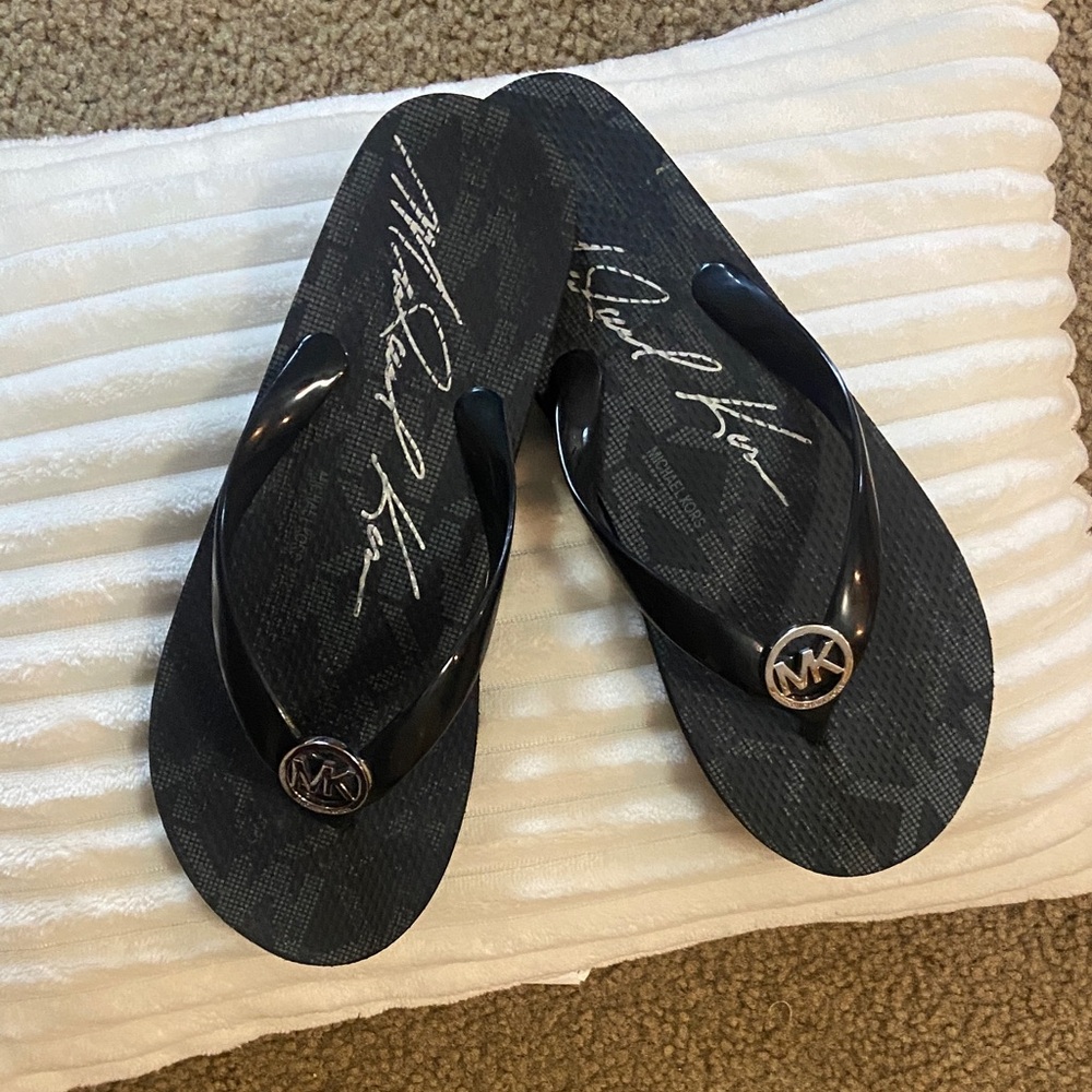 Women’s size 7 Michael Koors